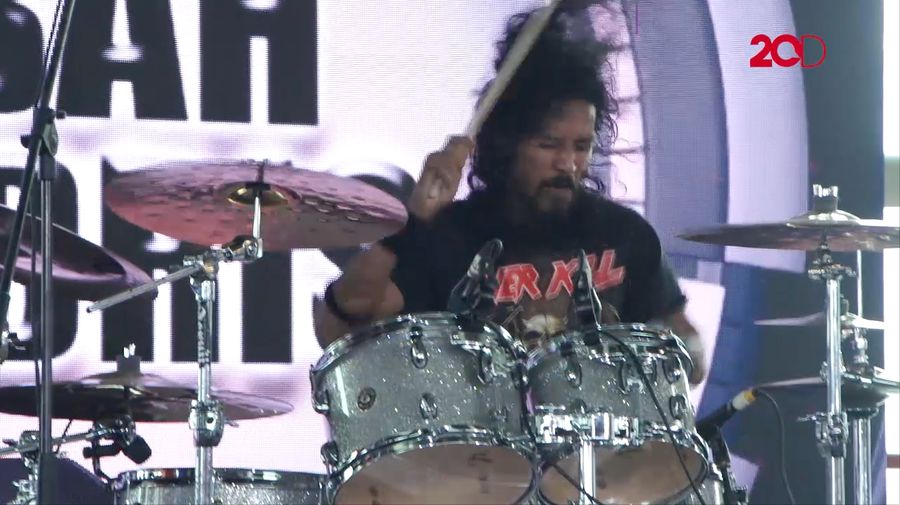 Aksi Gebuk Drum Abah Andris yang Penuh Energi