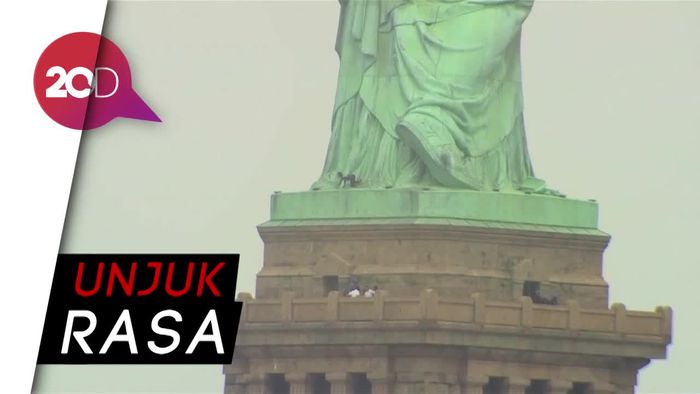 Protes Kebijakan Imigrasi, Wanita Panjat Patung Liberty