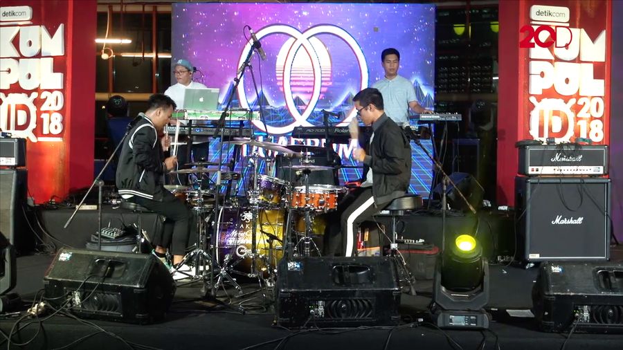 Dua Drum Ajak Penonton Gebuk Drum Bareng di Atas Panggung!