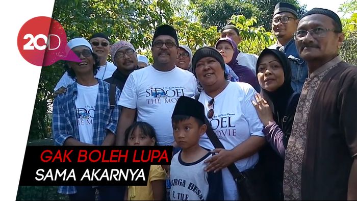 Pemain Si Doel The Movie Ziarah ke Makam Haji Tile