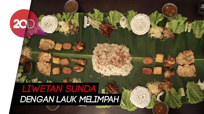 Puas Menyantap Liwetan Khas Sunda di Atas Daun Pisang