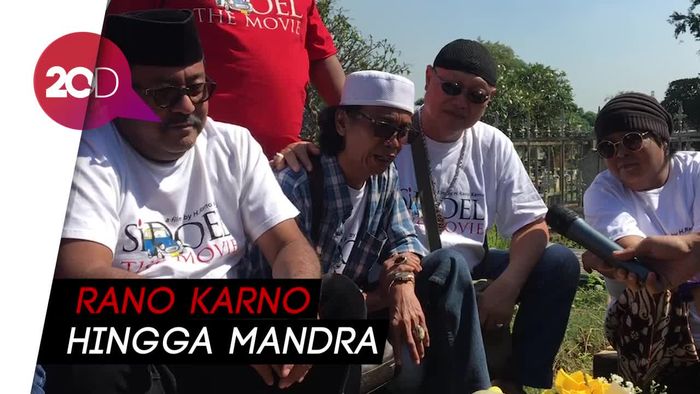Pemeran Si Doel The Movie Nyekar ke Makam Benyamin Sueb
