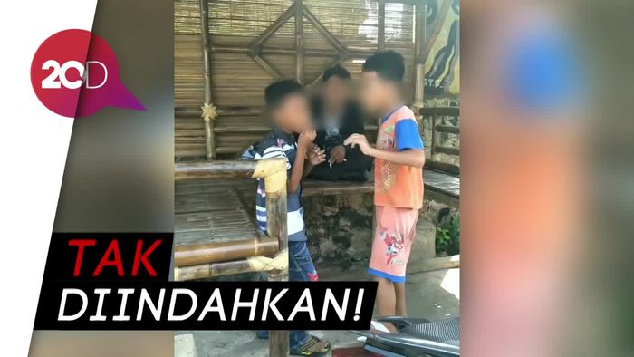 Viral! Merokok Bareng Bocah, Pria Ini Cuek Saat Ditegur