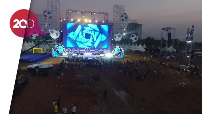 Melihat Kemegahan Nobar Layar Raksasa dari Udara