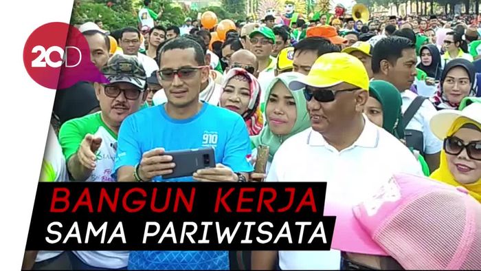 Sandi dan Gubernur Gorontalo Jalan Sehat di Festival Gorontalo