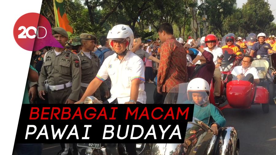 Buka Jakarnaval, Anies-Sandi Konvoi Tunggangi Vespa