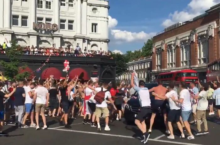 Inggris Menang, Hooligan Rusuh di Toko IKEA