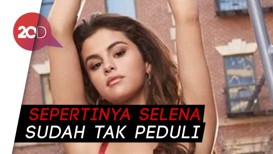 Justin - Hailey Tunangan, Selena Gomez Asyik Liburan