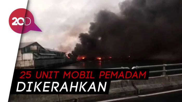 39 Kapal Ikan Dilahap Si Jago Merah di Pelabuhan Benoa Bali