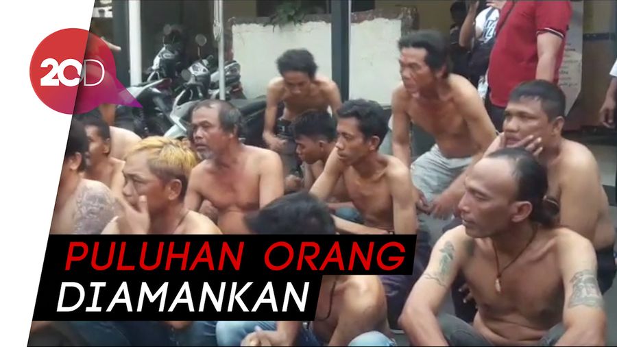 Petugas Bersih-bersih Sampah Masyarakat di Jatinegara