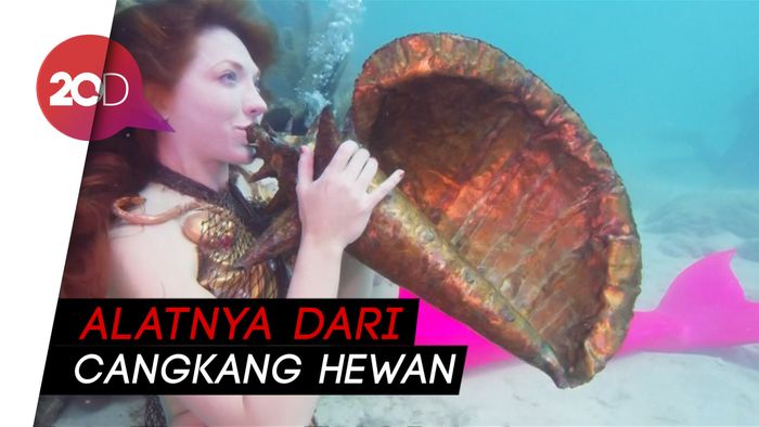 Unik! Bermain Alat Musik di Bawah Laut ala Putri Duyung