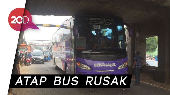 Bus Tersangkut di Jembatan Kereta Matraman 