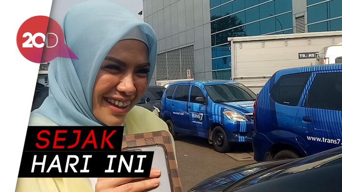 Kenakan Hijab, Nikita Mirzani Masih Enggan Berkomentar