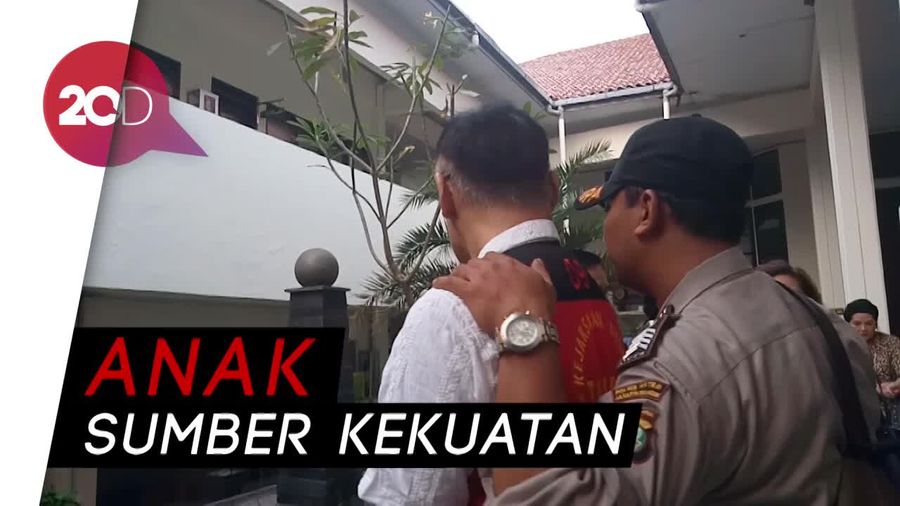 Tio Pakusadewo Bersyukur Selalu Ditemani Sang Anak saat Sidang