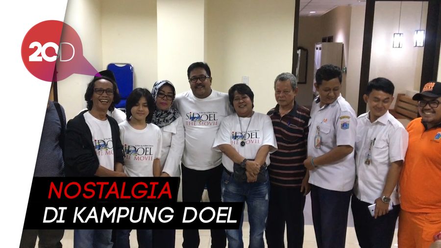 Pemain Si Doel The Movie Beri Kejutan Para Pekerja di Ciganjur