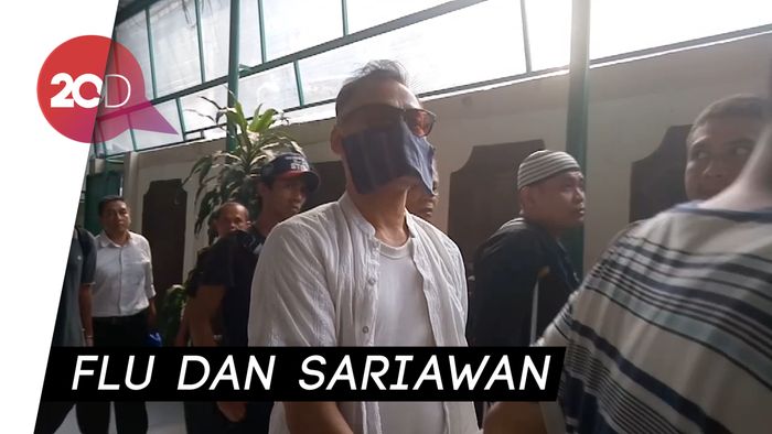 Tio Pakusadewo Tiba di PN Jaksel dalam Kondisi Sakit