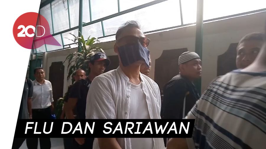 Tio Pakusadewo Tiba di PN Jaksel dalam Kondisi Sakit
