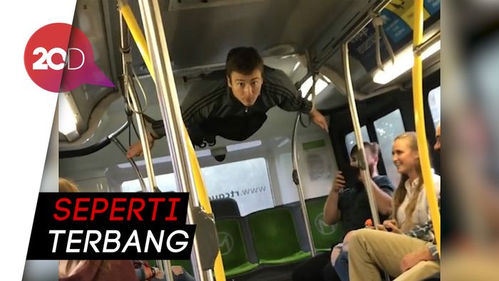 Gokil! Pria Berotot Pamer Atraksi Gimnastik di Bus