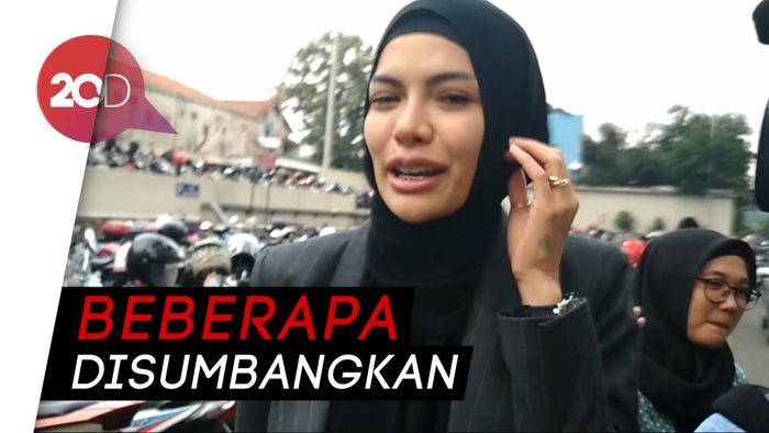 Kini Berhijab, Nikita Mirzani Akan Lelang Pakaian Seksinya