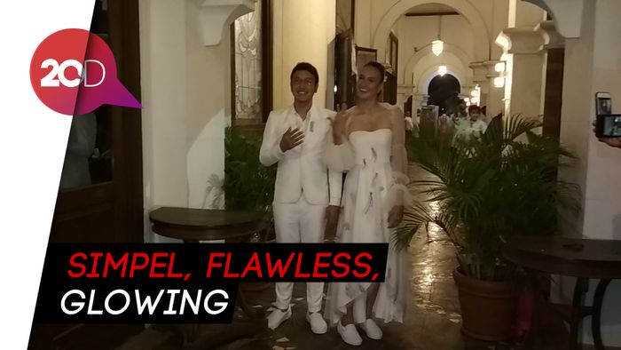Gaya Simpel Nadine-Dimas Anggara di Hari Pernikahan
