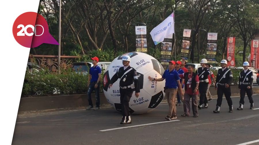 Semarak Giring Bola Raksasa Sambut Final Piala Dunia