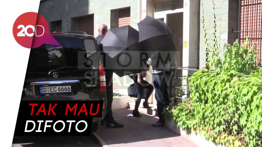 Cara Beyonce dan Jay-Z Hindari Paparazzi: Pake Payung