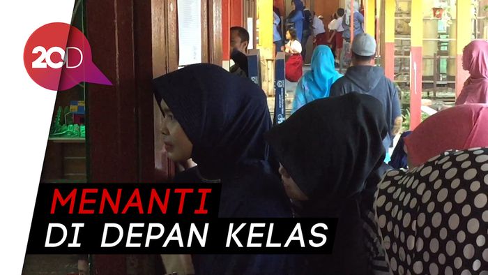 Saat Orang Tua Menanti Anaknya di Hari Pertama Sekolah 