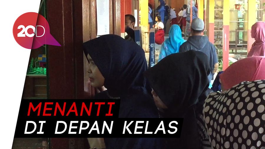 Saat Orang Tua Menanti Anaknya di Hari Pertama Sekolah 