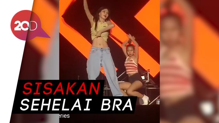 Aksi Seksi HyunA Lepas Baju di Panggung