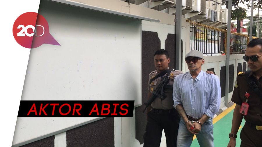Gaya Kece Tio Pakusadewo Datang ke Persidangan