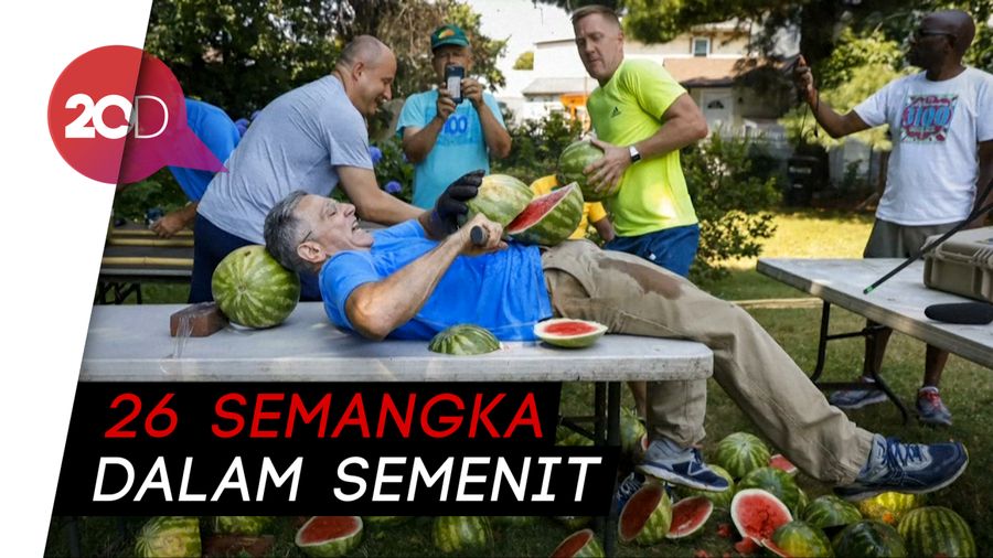 Potong Semangka di Perutnya Sendiri, Pria Ini Pecahkan Rekor