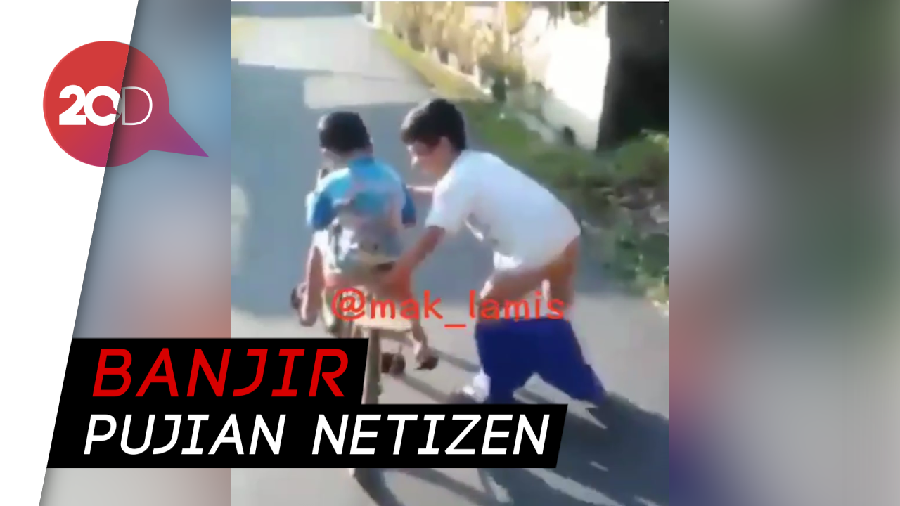 Bantu Belajar Naik Sepeda, Eh Celana Bocah Ini Melorot!