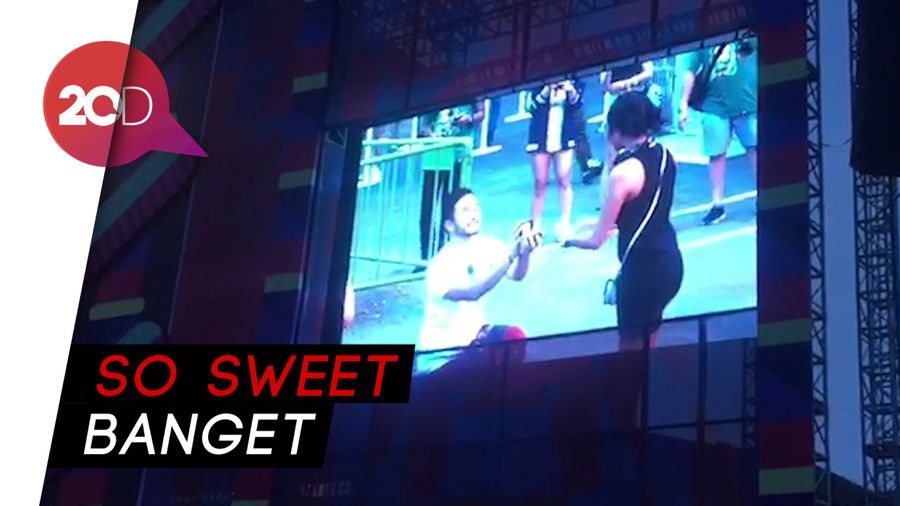 Cie.. Pasangan Ini Tunangan saat Afgan, Isyana dan Rendy Tampil