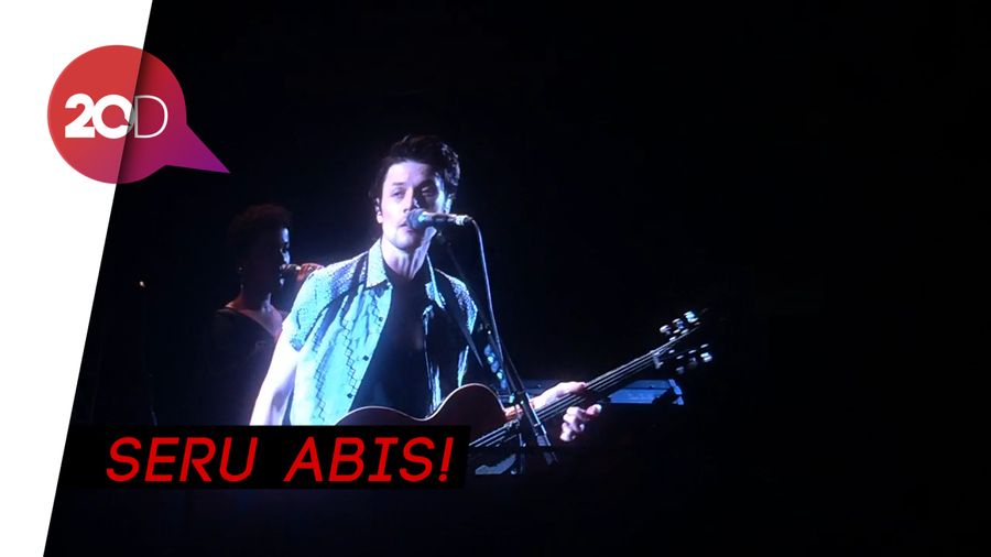 Pakai Batik di We The Fest, James Bay Penuh Pesona