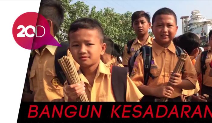 Ramai-ramai Pelajar Pungut Sampah di Pantai Pangandaran