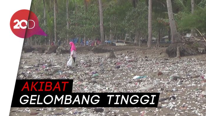 Jorok! Sampah Berserakan di Bibir Pantai Cengkrong