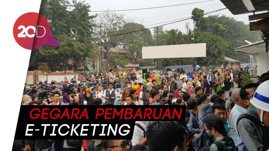 Antre Karcis KRL di Bekasi Sampai Keluar Stasiun 