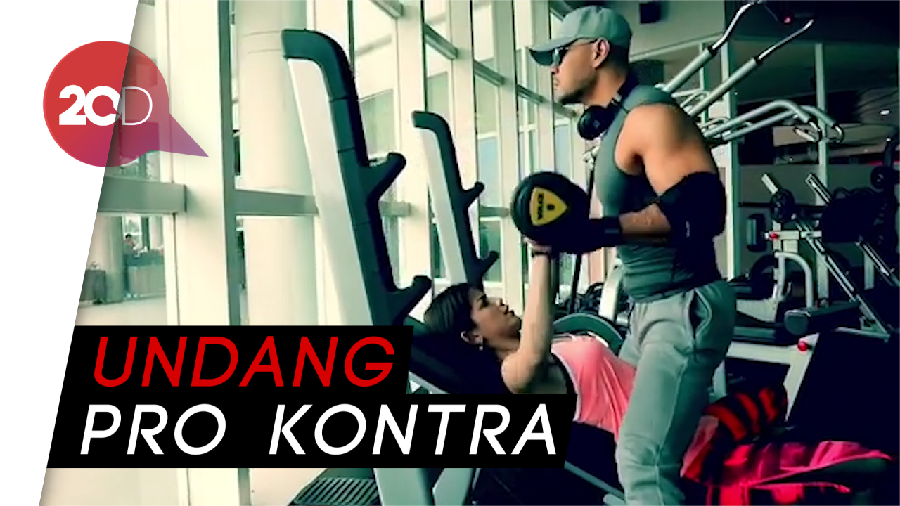 Deddy Corbuzier Bantu Pacar Nge-gym, Posisinya Bikin Salfok