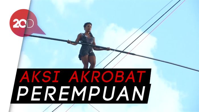 Menegangkan, Aksi Perempuan Meniti Tali Tanpa Pengaman