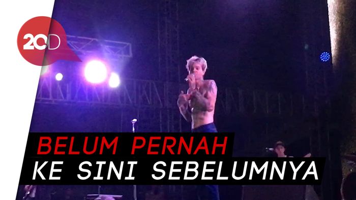 Penampilan Panas The Neighbourhood Bikin Penonton Gregetan