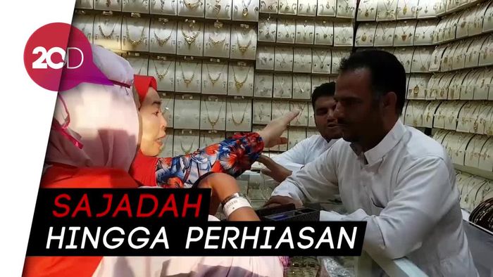 Gaya Unik Jemaah Emak-emak Tawar Harga Suvenir di Madinah