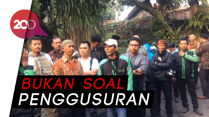 Anies Dicegat Sekelompok Warga Sebelum Berangkat Kerja