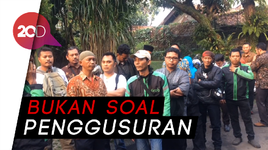Anies Dicegat Sekelompok Warga Sebelum Berangkat Kerja