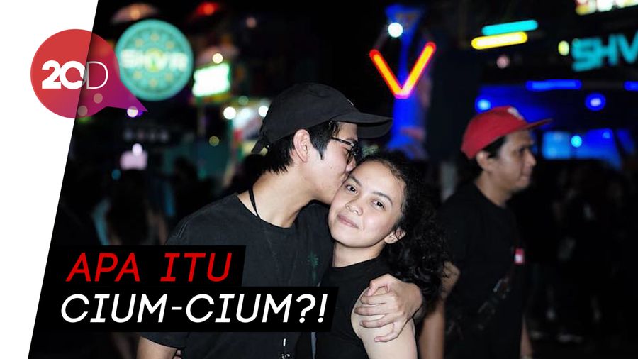 Netizen Cemburu Lihat Iqbaal Ramadhan Cium Vokalis Cewek Ini