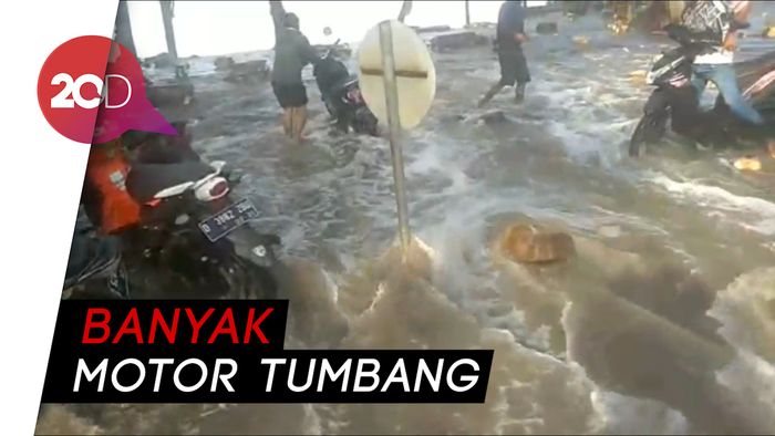 Saat Warga Terobos Ombak di Pangandaran