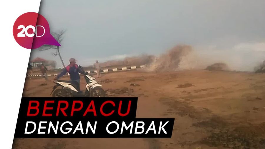 Warga Garut Ngacir, Selamatkan Diri dari Terjangan Ombak
