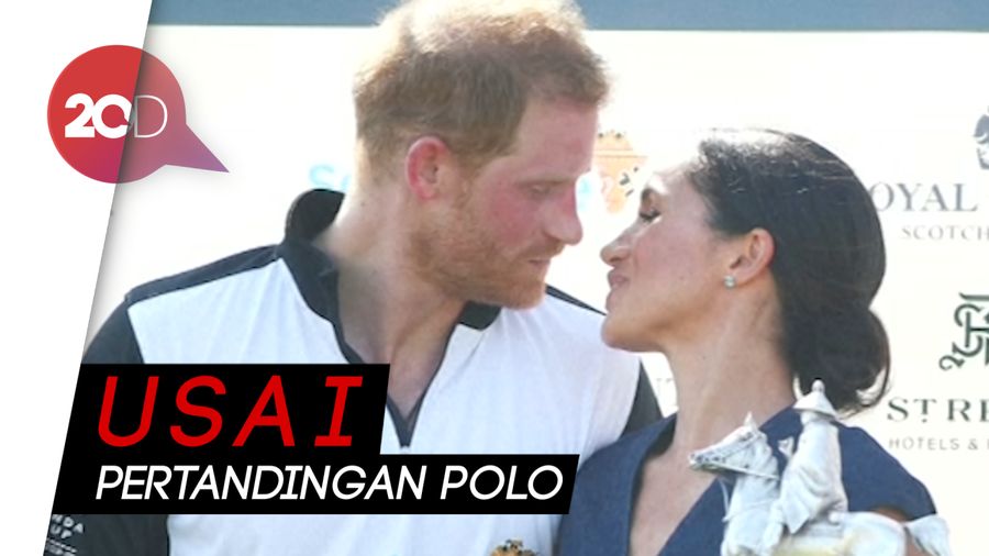 Aww! Pangeran Harry Cium Mesra Meghan Markle di Depan Umum