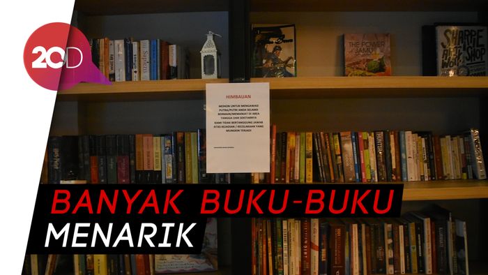Ngemil Pizza Keju Sambil Baca Buku di Kafe Cantik