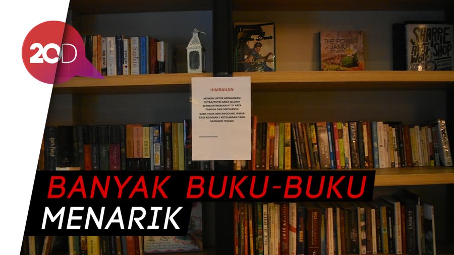 Ngemil Pizza Keju Sambil Baca Buku di Kafe Cantik