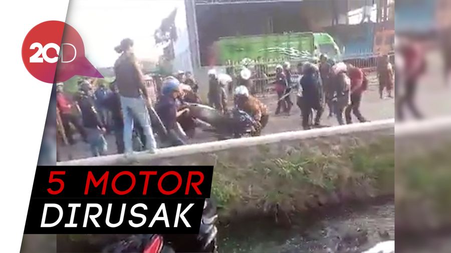 Ngeri! Bentrok Ojol Vs Opang di Bandung, Motor Dilempar ke Sungai 